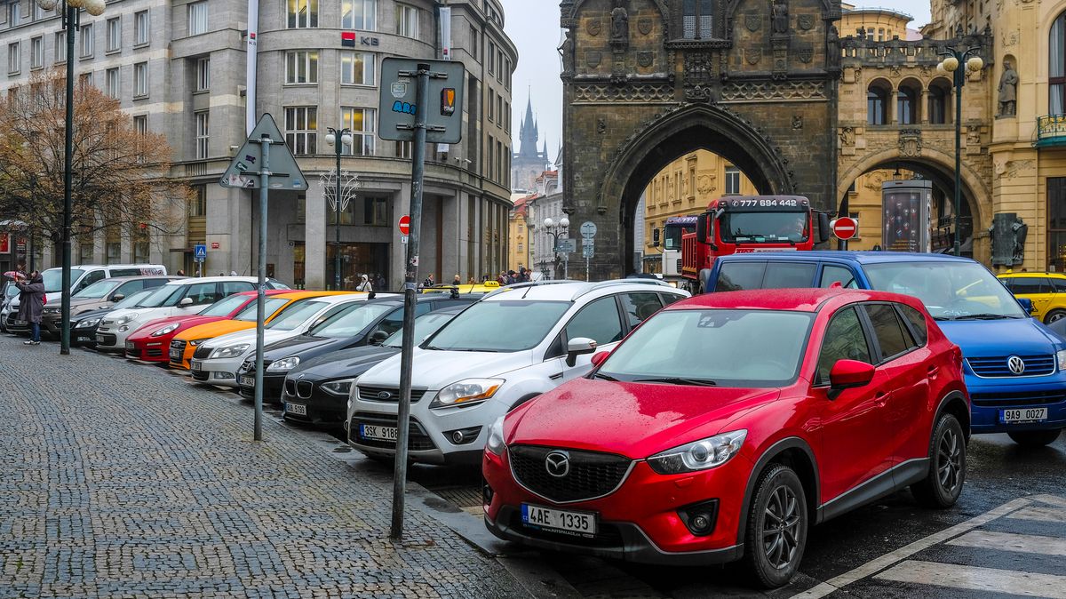 Voliči chtějí parkovat. Nikdo neslíbí dost parkovišť, aby to přání splnil